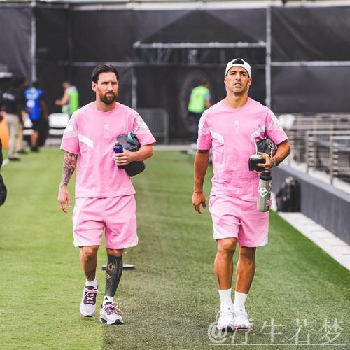 苏亚雷斯晒与传奇托雷斯合照,托雷斯造访迈阿密国际 苏亚雷斯晒与传奇托雷斯合照,托雷斯造访迈阿密国际