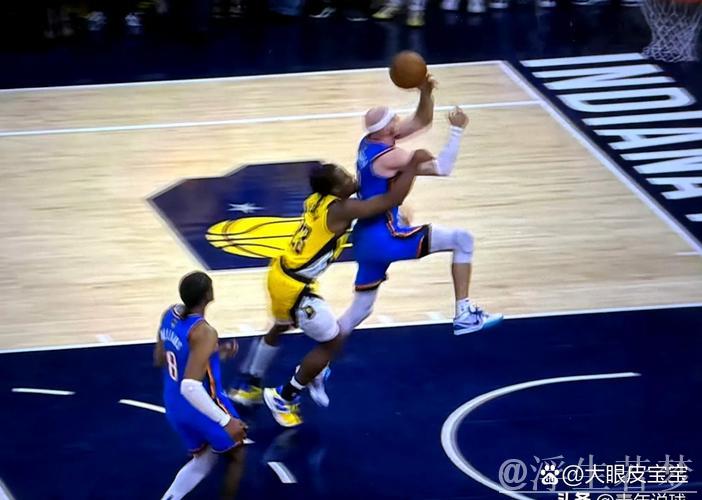 伊森带球冲击篮筐 命中上篮并造成犯规