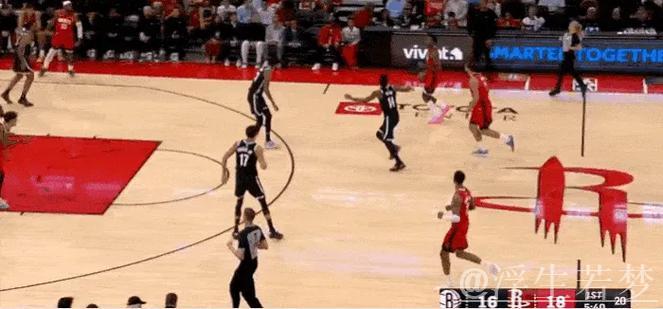 伊森带球冲击篮筐 命中上篮并造成犯规